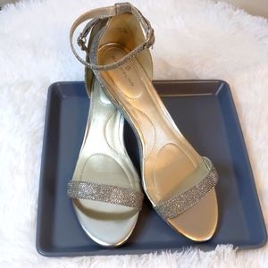 Women's shoes. Silver. Size 9.